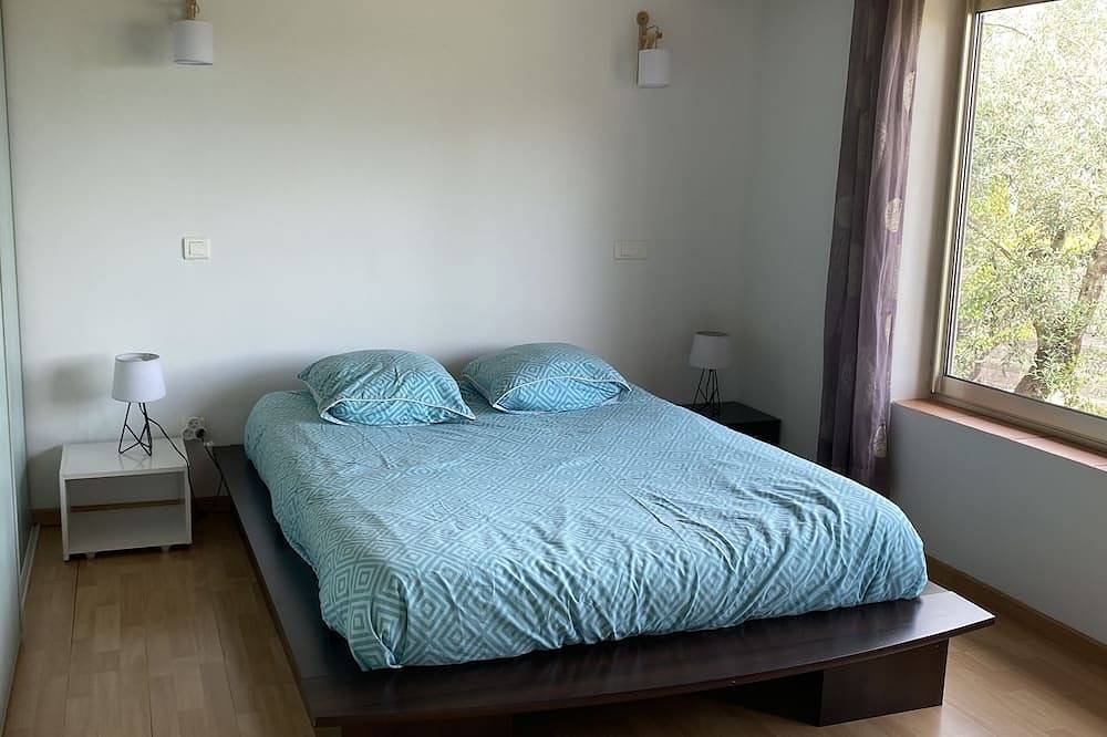 House with pool access, independent garden and terrace, fireplace. Luminous in Volx, Parque natural regional del Luberon