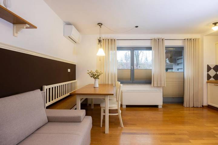 Ferienwohnung für 7 Personen, mit Seeblick und Balkon in Slowenien