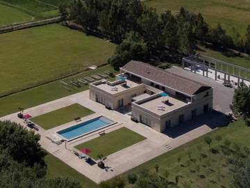 Chambre d’hôte pour 2 personnes, avec vue ainsi que piscine et jardin à Mollégès
