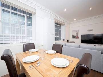 Vacation Rental for 8 Guests in Downtown, London, Picture 1