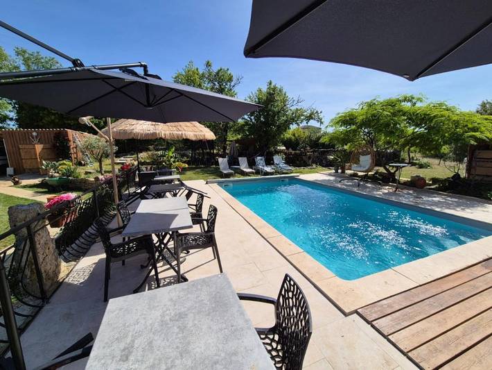 Location de vacances pour 2 personnes, avec vue et terrasse ainsi que jardin et piscine à Cambayrac