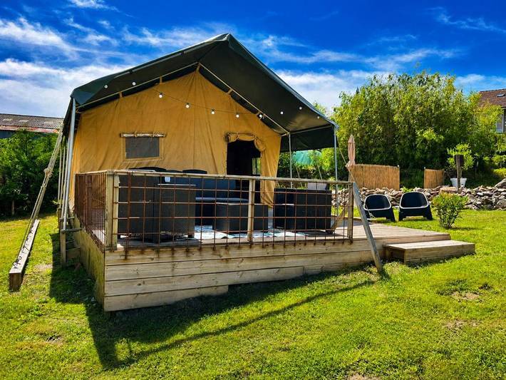 Tente pour 4 personnes, avec Terrasse et Jardin ainsi que Piscine et Vue