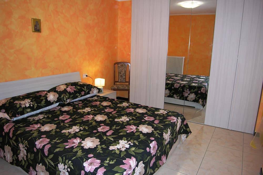 Ganze Wohnung, Haus Mary separate Wohnung mit Blick auf den See in Santa Maria Rezzonico, Comune di San Siro