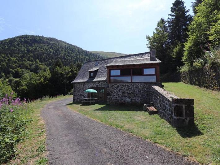 Location de vacances pour 5 personnes, avec Terrasse ainsi que Jardin et Piscine à Le Falgoux - 2