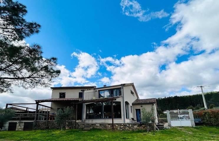 Gîte pour 14 personnes, avec piscine, adapté aux familles