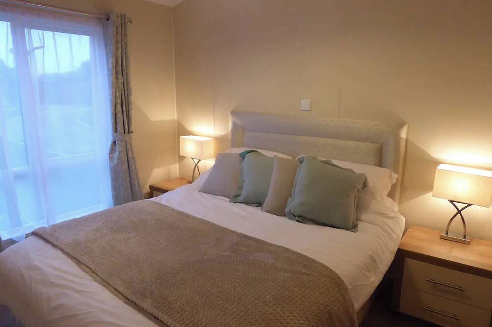 Fable Lodge - Lakeside lodge with sunken hot tub at Tattershall Lakes in Tattershall, Lincolnshire