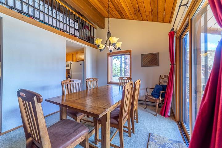 Vacation rental for 6 people, with hot tub and balcony as well as sauna, with pets in Mammoth Mountain
