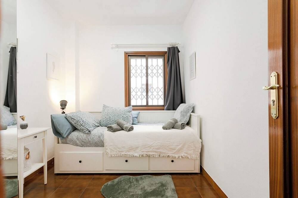 Hel lejlighed, Barcelona Beach Home: Historic house with rooftop terrace 1 min from the beach! in Barcelona Centre, Barcelona