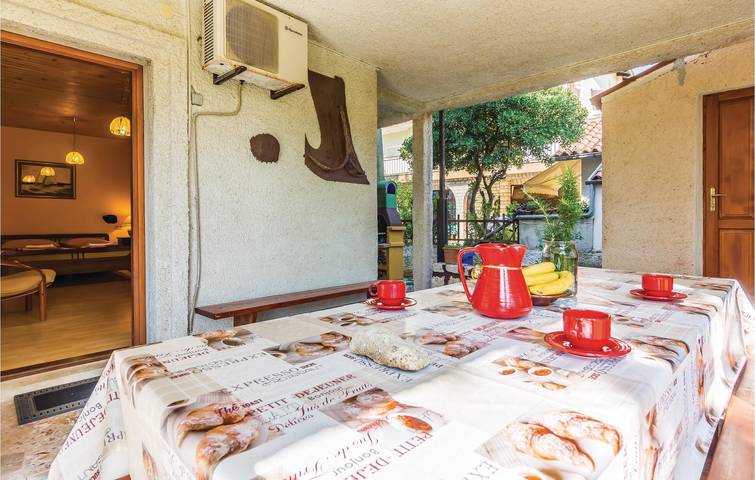 Apartamento vacacional entero, Acogedor apartamento de 2 dormitorios con terraza, wifi y aparcamiento, a 700 m de la playa de Bijela in Premantura, Costa sur de Istria