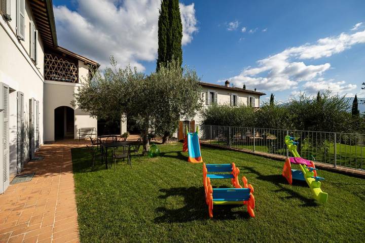 Agriturismo per 18 persone, con Balcone e Terrazza nonché Giardino e Piscina a Montefalco