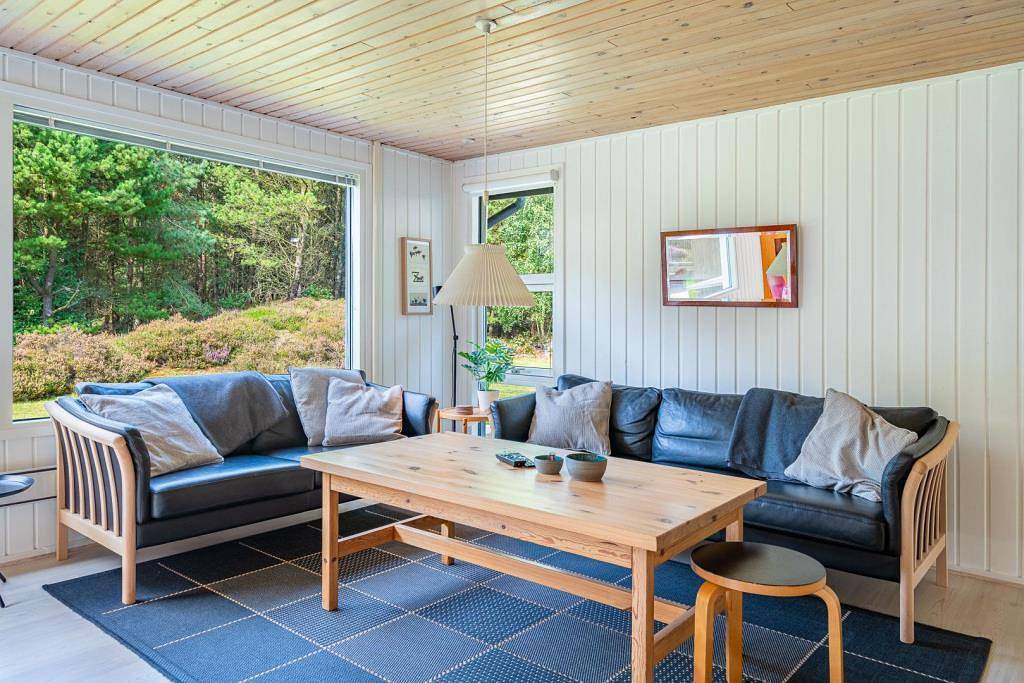 Gepflegtes, helles und freundliches Ferienhaus gelegen auf einem prachtvollen und geschützten Naturgrund. in Henne, Filsø See