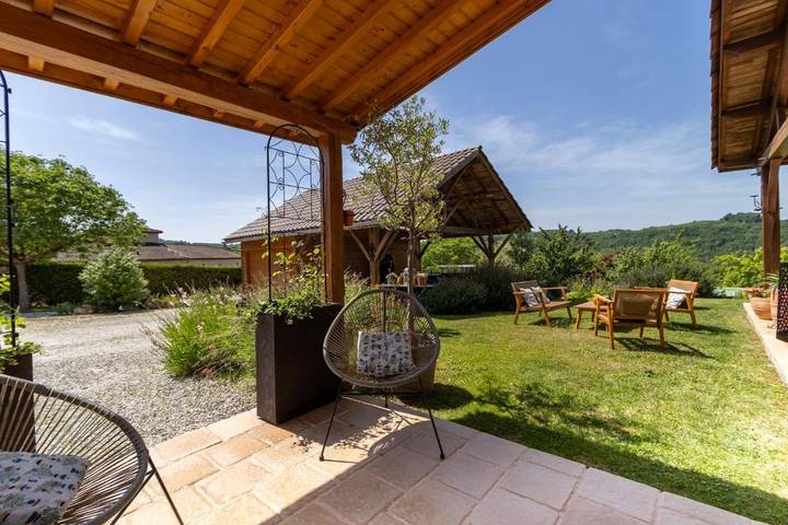 Location de vacances pour 2 personnes, avec terrasse et piscine ainsi que jardin et vue à Saint-Cybranet - 3