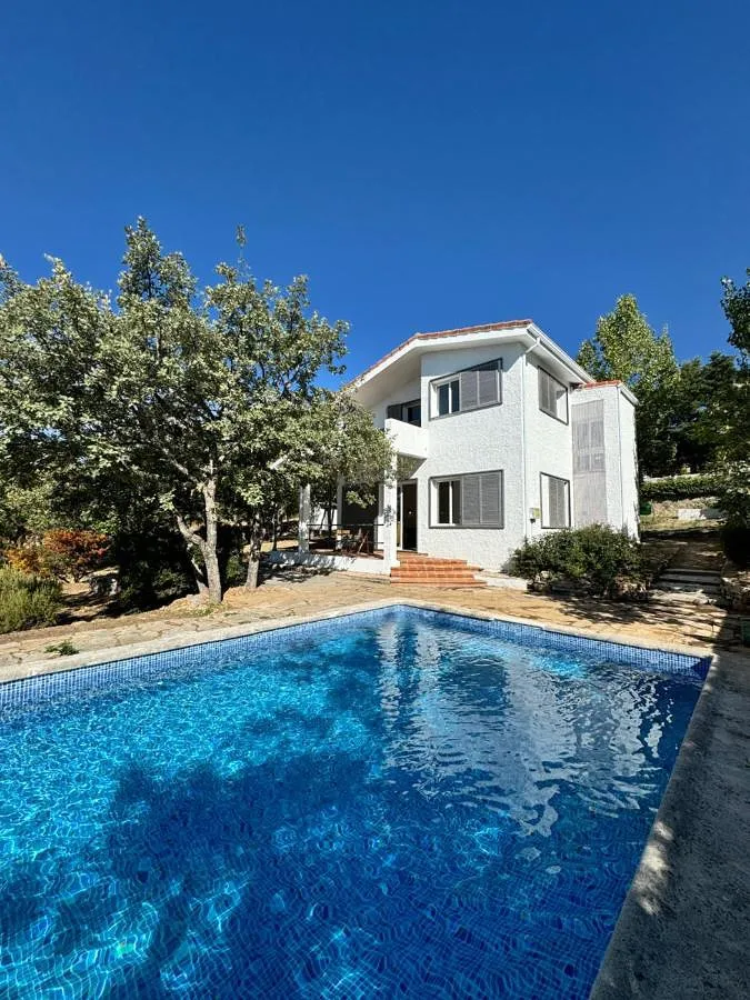 Villa für 8 Personen, mit Ausblick und Pool sowie Garten - 1
