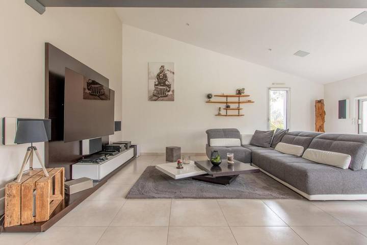 Location de vacances pour 8 personnes, avec piscine et jardin à Mervent - 4