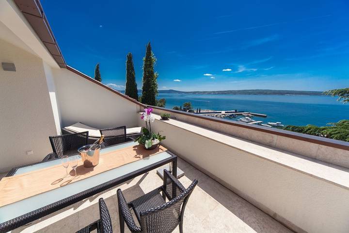 Ganze Wohnung, Atemberaubendes Penthouse direkt am Meer mit Meerblick, 2 Bikes, Fussbodenheizung, Privatparkplatz in Crni molo, Crikvenica