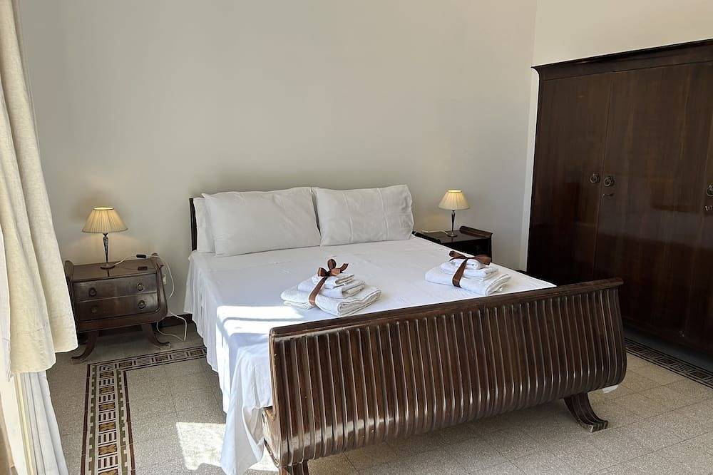 Apartamento entero, Art Nouveau style villa facing Mondello beach in Playa Mondello, Palermo