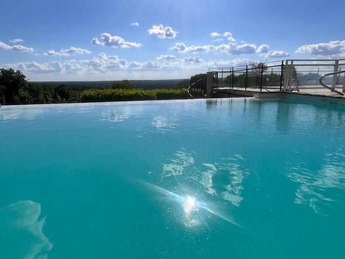 Location de vacances pour 9 personnes, avec terrasse ainsi que vue et piscine à Saint-Jean-de-Laur