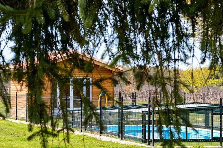 Location de vacances pour 14 personnes, avec Terrasse ainsi que Jardin et Piscine à Périssac