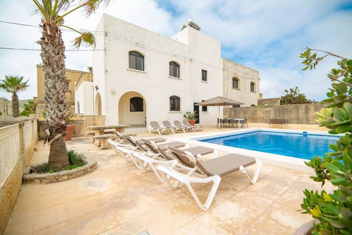 Villa for 9 people, with balcony and ocean view as well as pool in Gozo