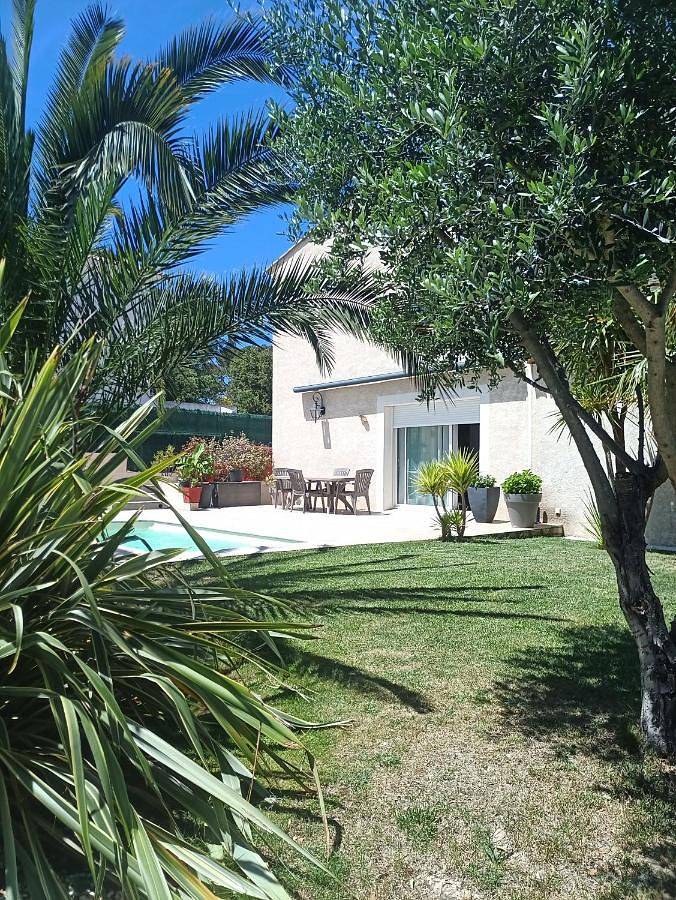 Location de vacances pour 3 personnes, avec piscine ainsi que terrasse et vue à Belcodène