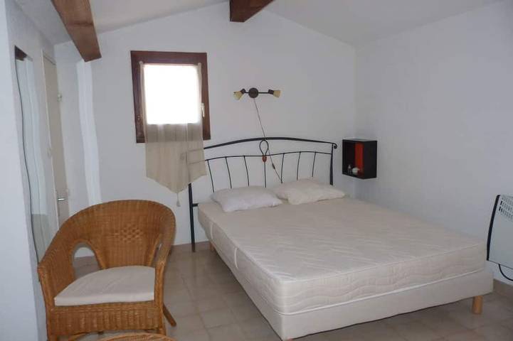 Entire apartment, Pine forest view and small sea view for this very quiet T3 apartment 200 m from the beach in Sanary-sur-Mer, Mediterranean Coast (France)