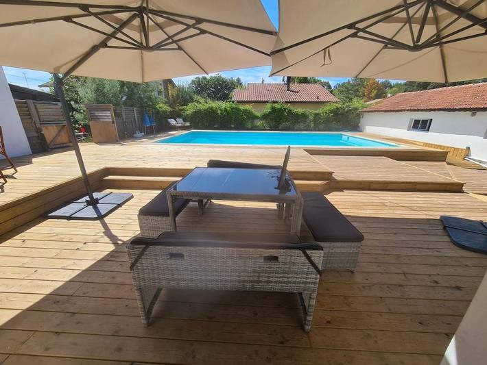 Gîte pour 6 personnes, avec piscine ainsi que terrasse et vue dans Etang De Soustons