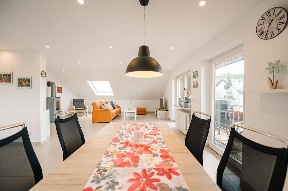 Ganze Wohnung, Moderne Dachgeschosswohnung mit traumhaftem Vogesenblick in Ihringen, Kaiserstuhl