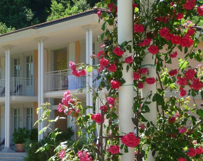 Ferienwohnung für 4 Personen, mit Terrasse und Garten sowie Pool und Ausblick in Porto Ceresio