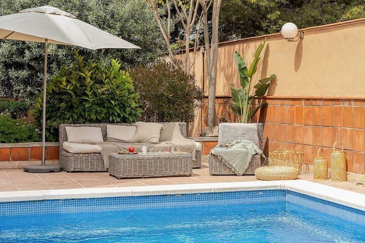 Beach house for 13 people, with balcony and pool as well as garden in