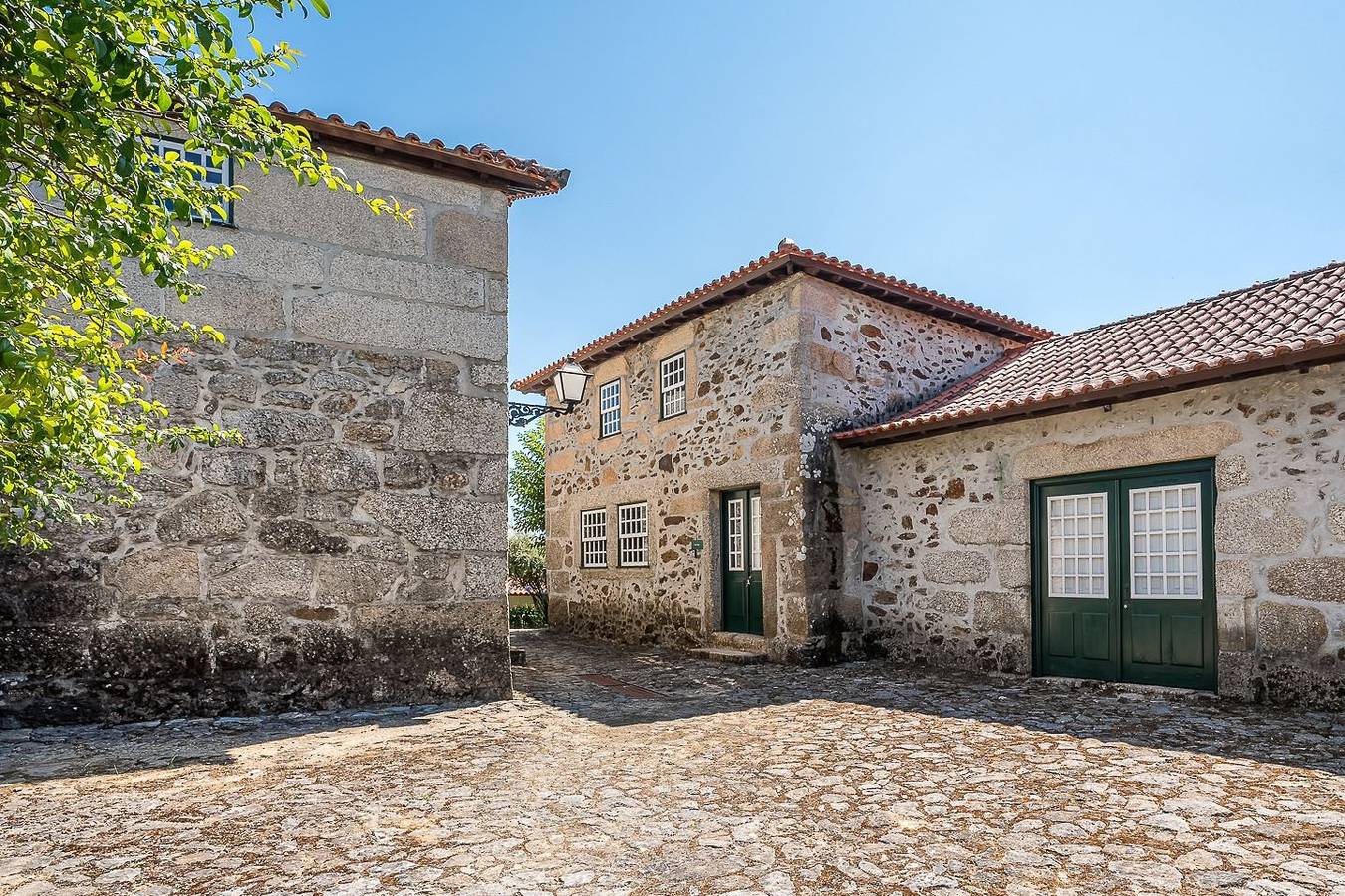 Heritage Farmhouse with Shared Pool in Alvite e Passos, Distrito de Braga
