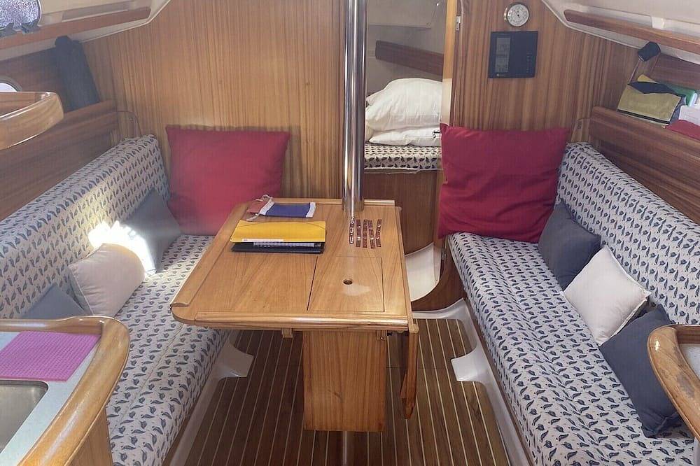 Unusual stay on a comfortable and quiet sailboat in Carnon-Plage, Mauguio