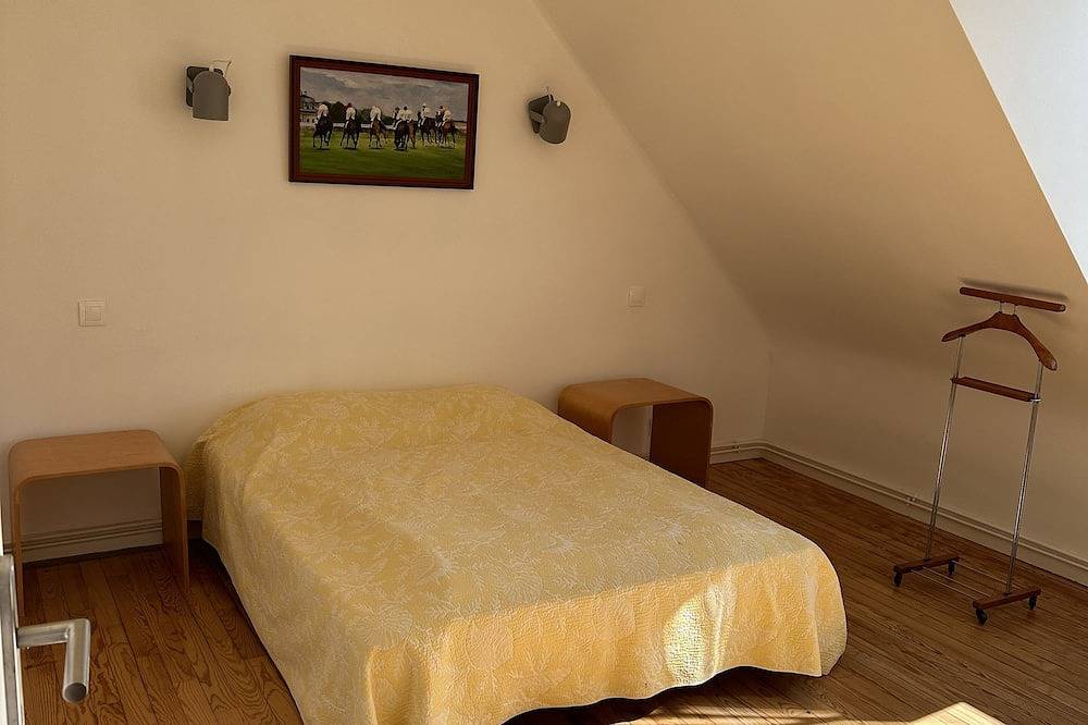 Bright family home, 5 bedrooms for 10/11 people, 250m from the beach in Plougrescant, Pink Granite Coast