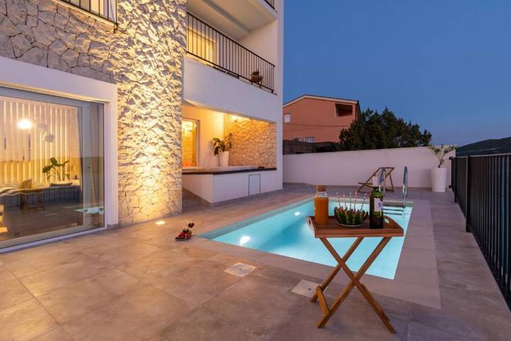 Villa für 12 Personen, mit Balkon/Terrasse und Meerblick sowie Pool - 1