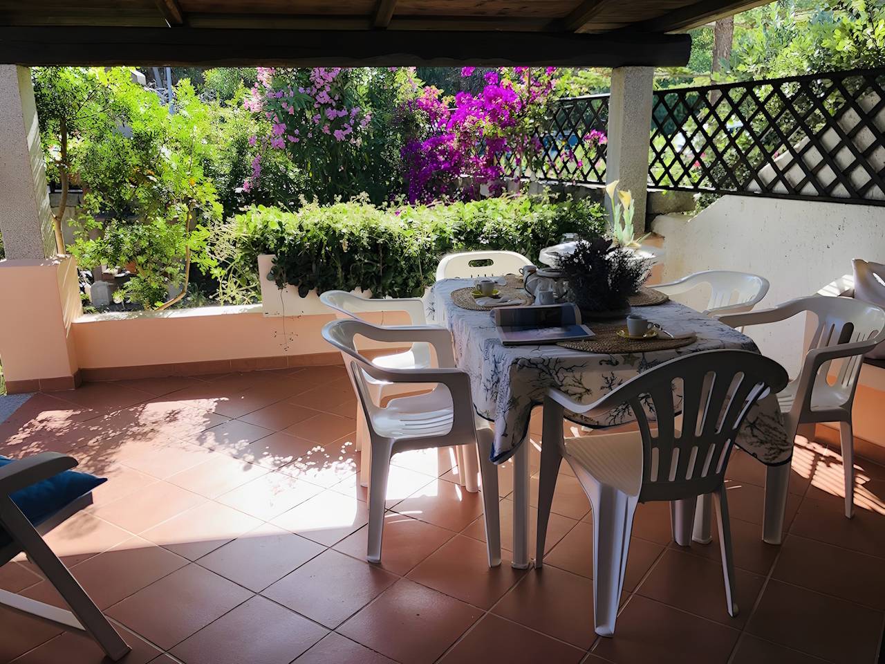 Ganze Wohnung, Bouganville-Wohnung 80 m vom Strand mit privater Terrasse, Garten & Klimaanlage in Porto Taverna, Loiri Porto San Paolo