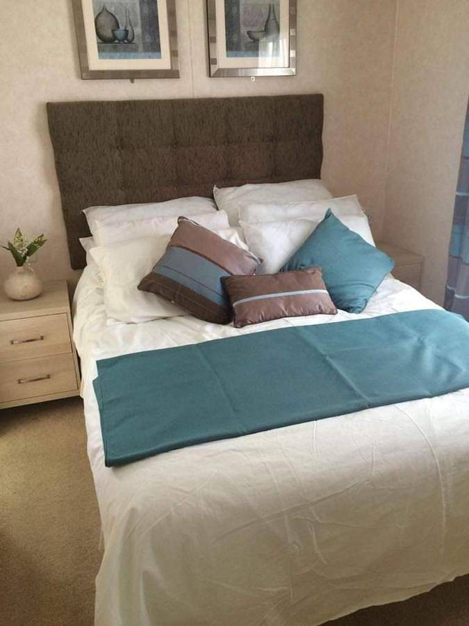 Camping for 6 people, with garden and pool as well as view and terrace in Poole