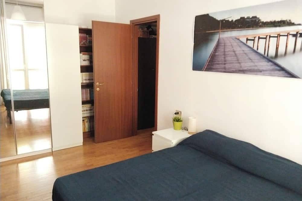 Spacious room in three-room apartment within walking distance of the M1 in Sesto San Giovanni, Provincia de Milan