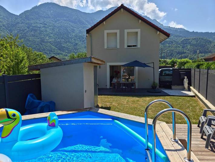 Location de vacances pour 8 personnes, avec piscine ainsi que vue et jardin dans Val-de-Chaise