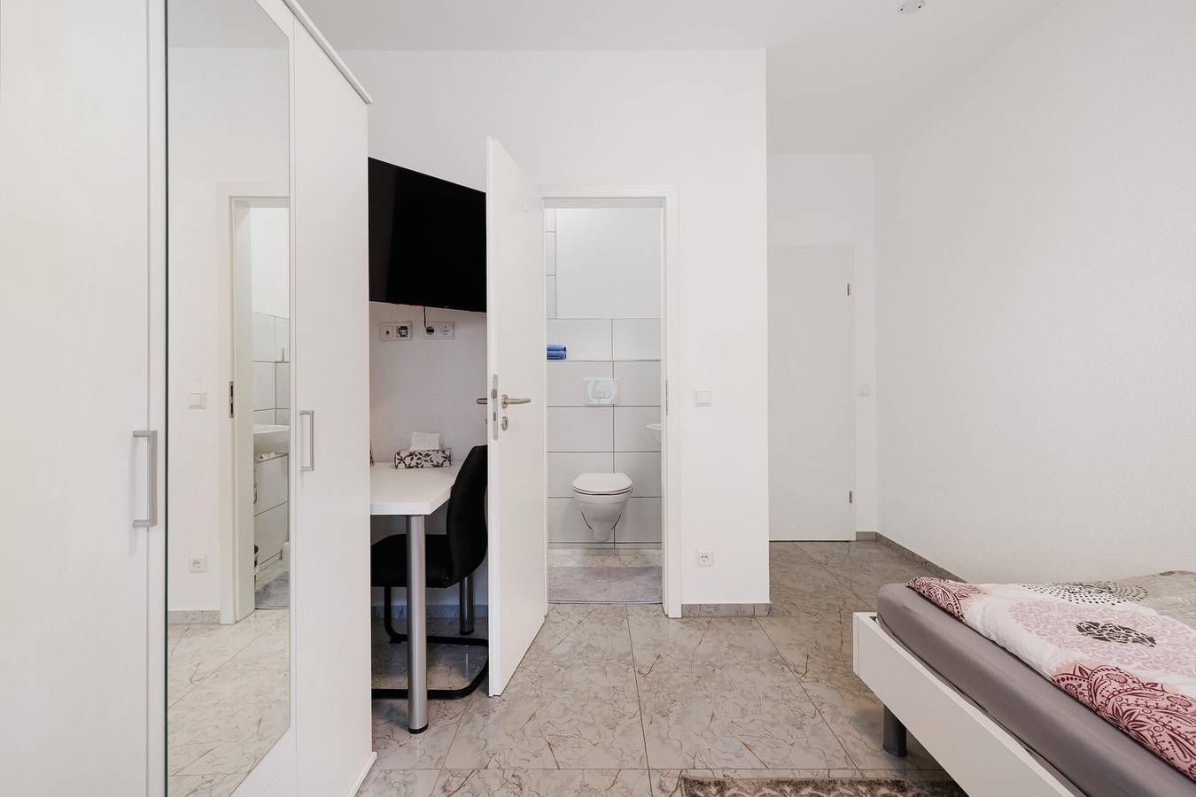 Zimmer '4' mit gemeinsamer Terrasse und Wlan in Albstadt, Neckar-Alb