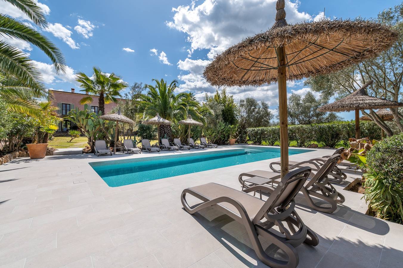 Ferienhaus 'Redonda 2' mit Bergblick, Gemeinschaftspool und Wi-Fi in Costitx, Mallorca Inselmitte