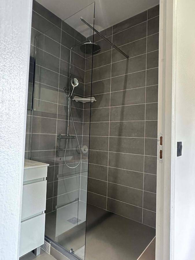 Gîte pour 2 personnes, avec terrasse ainsi que jardin et piscine dans Plage de Montabo - 3