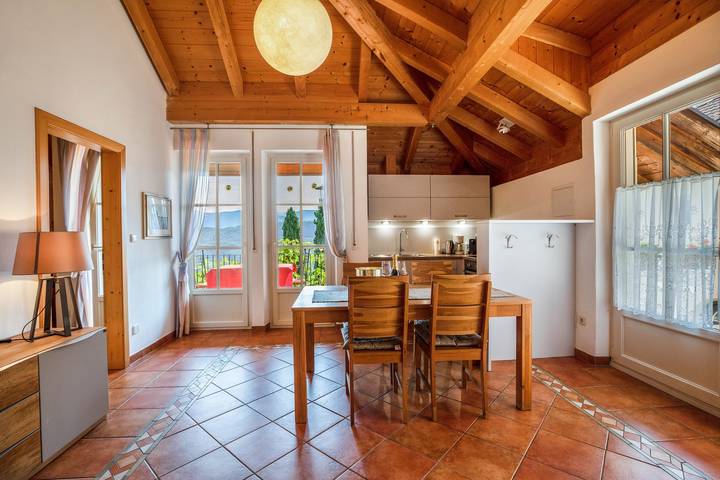 Ganze Wohnung, Ferienwohnung 'Rosengarten' mit Bergblick, privater Terrasse und Wi-Fi in Kalterer See, Kaltern an der Weinstraße