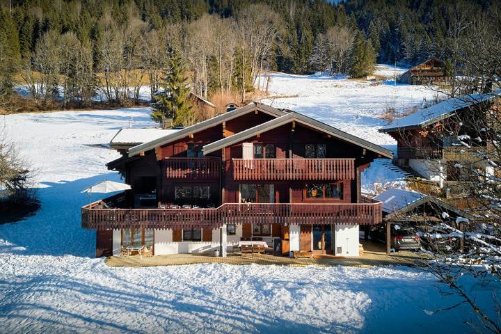 Ferienhaus für 12 Personen, mit Balkon und Whirlpool sowie Terrasse und Garten