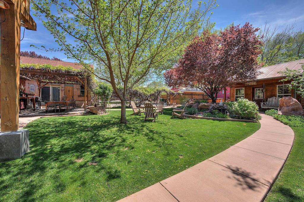 Downtown Cottage für 2 Personen. Gemeinsamer Hof, Whirlpool und üppige Gärten. in Moab, Arches-Nationalpark
