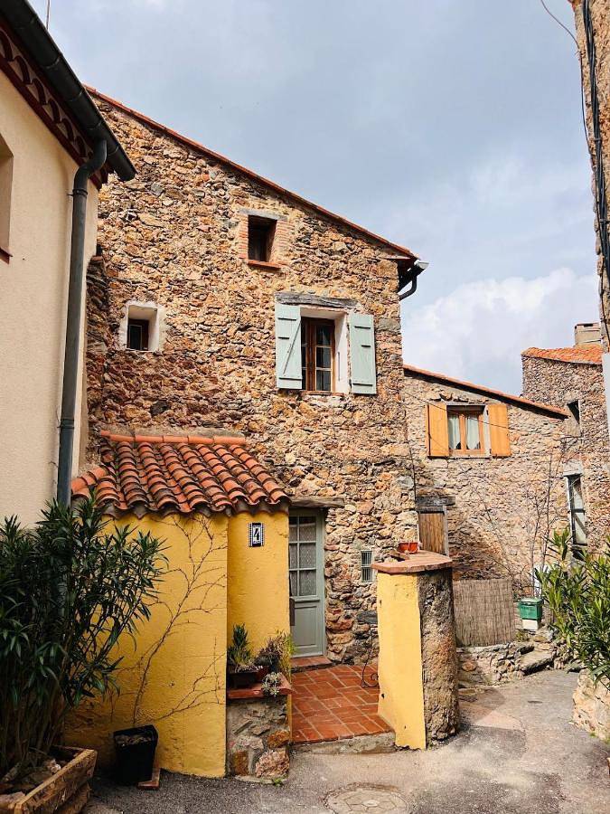 Location de vacances pour 2 personnes, avec Terrasse et Vue à Llauro
