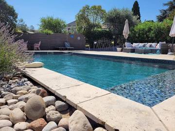 Location de vacances pour 7 personnes, avec vue ainsi que jardin et piscine à Trans-en-Provence