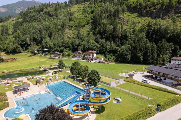 Ferienhaus für 6 Personen, mit Balkon und Terrasse sowie Pool und Sauna im Zillertal