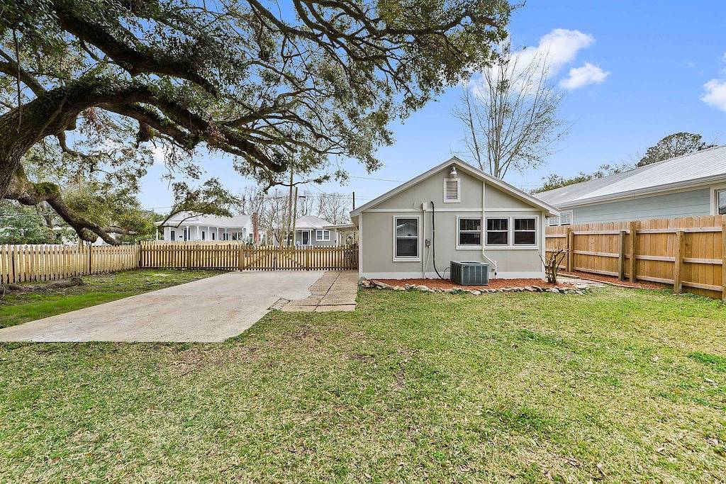 Walk to Government St! 6 guests, pet and family friendly, close to the beach! in Ocean Springs, Mississippi Gulf Coast