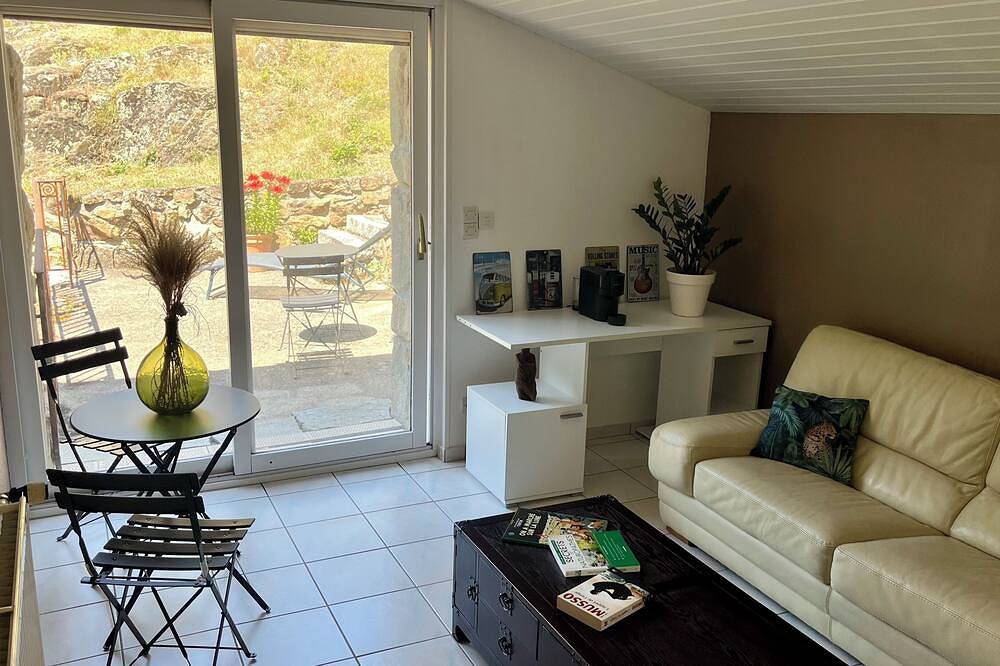 Studio indépendant en pleine nature, 1 chambre, 1 salon, 1 sdb in Essertines-en-Châtelneuf, Montbrison