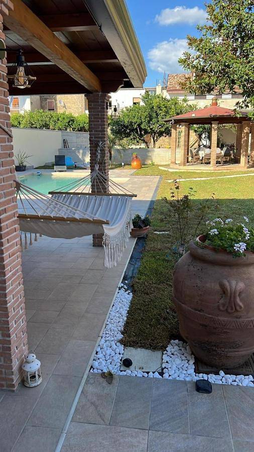 Location de vacances pour 2 personnes, avec piscine ainsi que vue et jardin à Castel San Giorgio