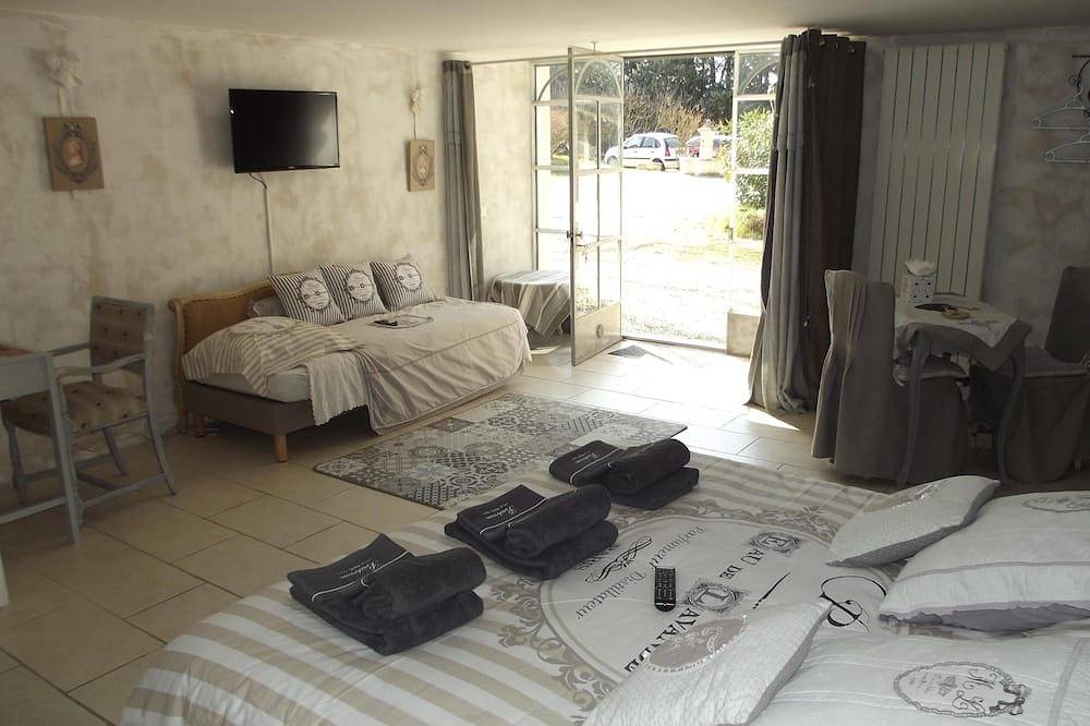 Triple room-Comfort-Ensuite-Garden view in Bouc-Bel-Air, Aix-en-Provence region